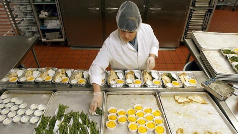 Empleados presentaron la denuncia contra la compañía Gate Gourmet, del aeropuerto de Los Angeles, la cual pretendió que sus trabajadores hablaran inglés no sólo en su hora de trabajo sino también en su descanso y almuerzo.