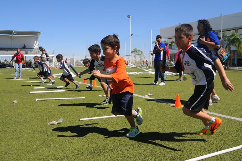 Estudiantes del Instituto Británico de Torreón participaron en la Miniolimpiada con pruebas de velocidad, entre otras. (Foto J. Galindo)