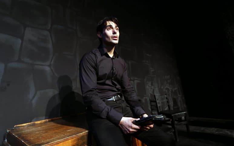 Ernesto admitió que su personaje se le ha complicado mucho en lo actoral y agradece el apoyo que el director Rafael Perrín, el productor Antonio Calvo y todo el equipo de producción, le han brindado para desempeñarse mejor en este reto. (Notimex)