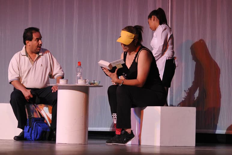 Asistentes. Con una buena respuesta de los estudiantes laguneros, arrancó el festival de teatro.