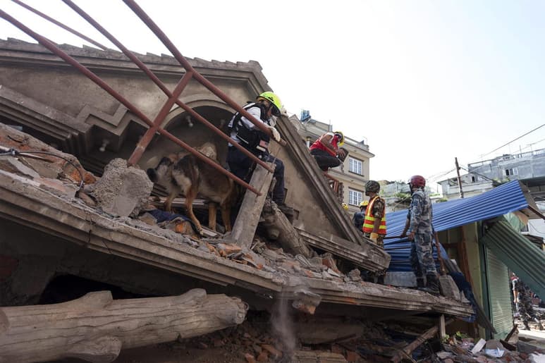 El terremoto, que afectó al pueblo de Namche Bazar, cerca del Monte Everest, se registró a las 12:50 horas locales (7:05 GMT), con ondas de choque que se hicieron sentir en todo el norte de la India. (EFE)