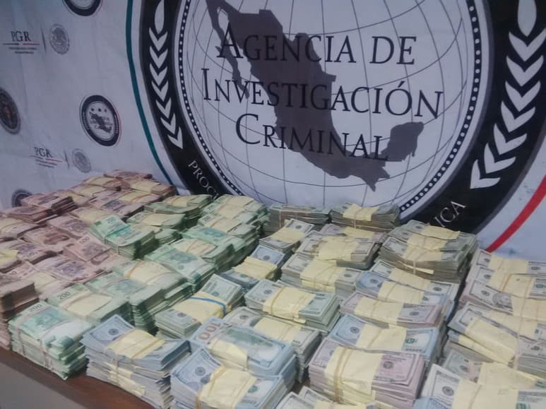 Dineral. Imagen del dinero decomisado al empresario coahuilense en Baja California.