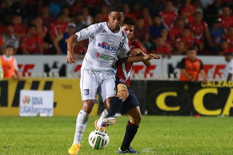 Ronaldinho jugó de titular y anotó el segundo gol del Querétaro en tiro libre con colaboración de Melitón Hernández. Gallos de Querétaro sorprende al Tiburón Rojo en Veracruz