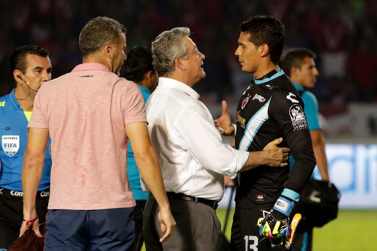 El portero de Veracruz aseguró no sentirse 'bajoneado' y triste por los errores que sentenciaron a los Tiburones en el juego contra Querétaro. (JAMMEDIA)
