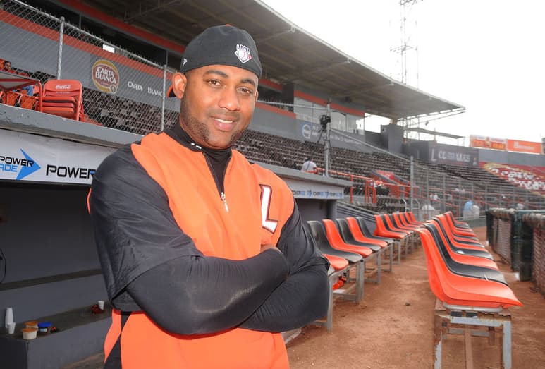 El cubano Juan Miranda se encuentra feliz en la Comarca Lagunera, y así lo demuestran sus estadísticas. El primera base isleño está teniendo una buena  temporada en la Liga Mexicana de Beisbol, batea para .312 con cinco jonrones, 29 carreras producidas y 32 pasaportes negociados. (Jesús Galindo)