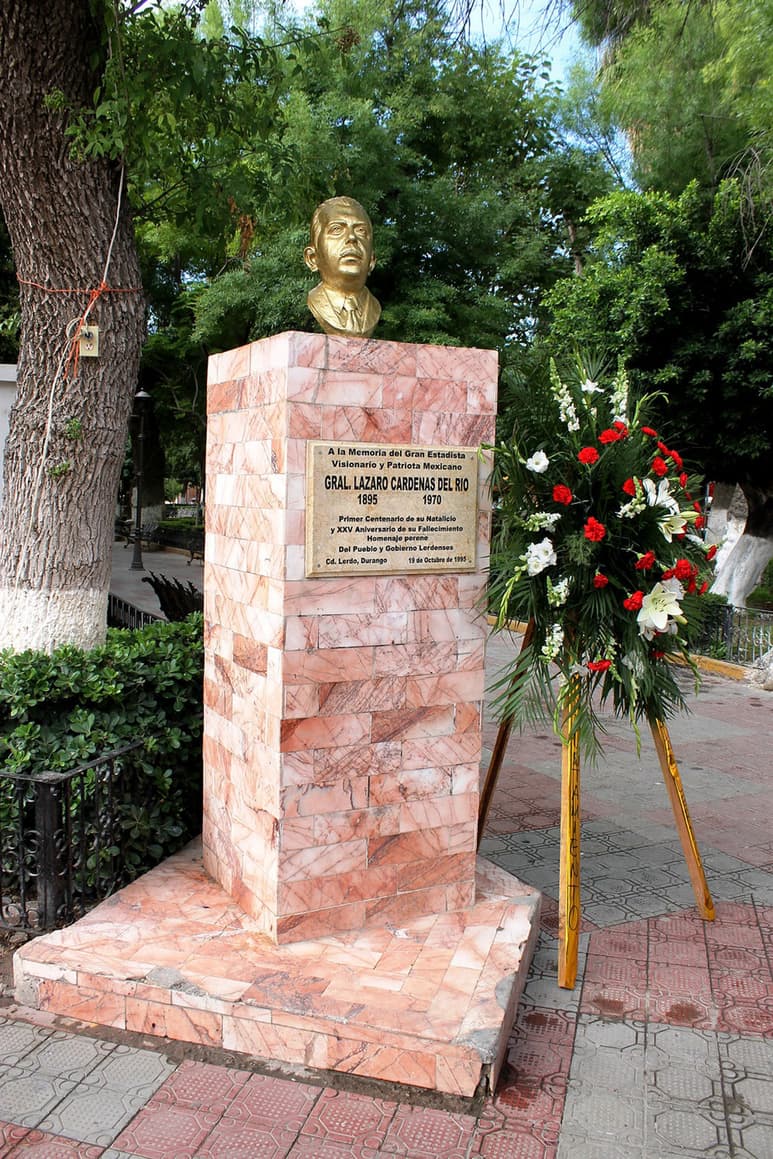 Celebración. Colocan ofrenda floral junto al monumento del general Lázaro Cárdenas en la plaza de Lerdo por su natalicio.