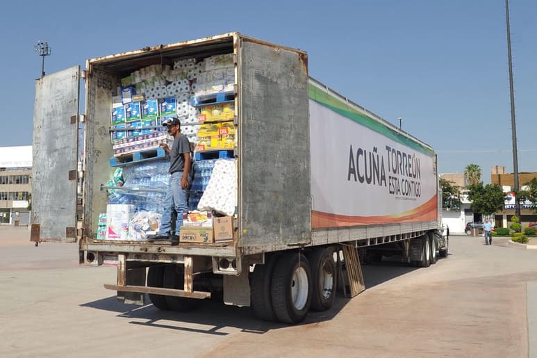 Apoyo. 'Acuña, Torreón está contigo' decía el camión que trasladó alimentos para damnificados. (Ramón Sotomayor)