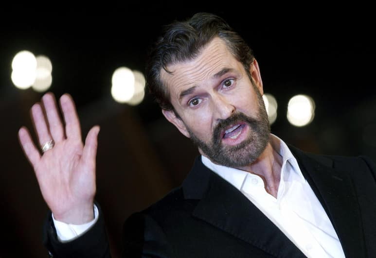 El actor y productor británico Rupert Everett, quien captó la atención de la industria por la interpretación de un homosexual en la película 'Otro país' (1982), celebra este viernes su cumpleaños 56 con su participación en la tercera temporada de “The Musketeers”. (ARCHIVO)