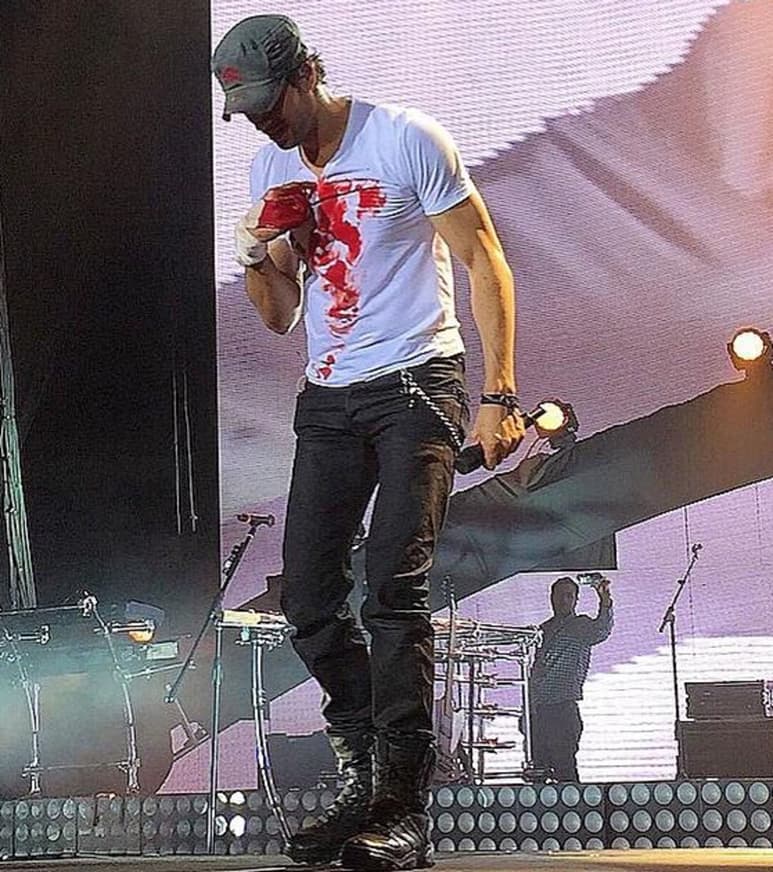 El cantante español siguió profresionalmente con el show, mientras la hemorragia no paraba y manchó su playera blanca de sangre. (Twitter)