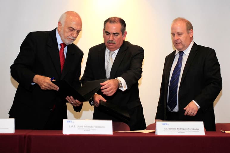 Acuerdo. Felipe Nemer,Alfredo Velasco y Moisés Salinas en firma de convenio de Semarnat, BioPappel y la Universidad ORT.