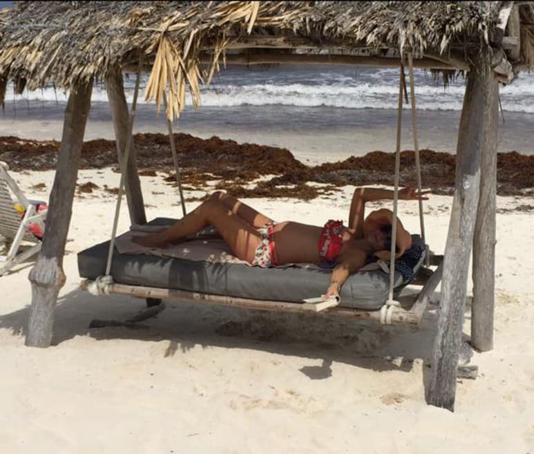 Silvia compartió una foto en la que aparece sonriendo frente al mar con un bikini rosa. (Twitter)