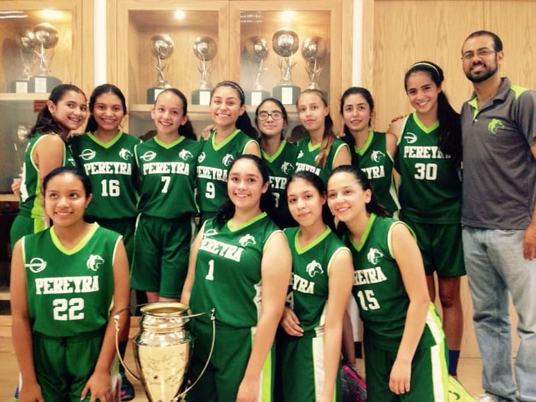 Las Lobitas de la Pereyra posan con su trofeo junto a su entrenador.