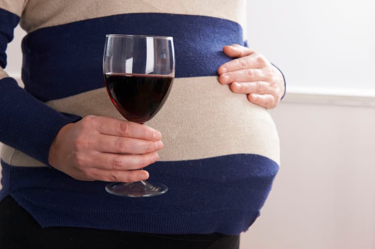 Es una de las causas principales de retraso mental en los bebés, por lo que las mujeres deben abstenerse de consumirlo. (ARCHIVO)