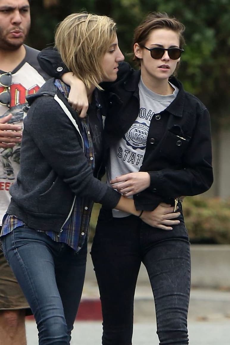 Kristen Stewart ha desatado rumores de una supuesta relación con su asistente, ya que han sido captadas muy cariñosas en distintas ocasiones. (Tomada de mirror.co.uk)