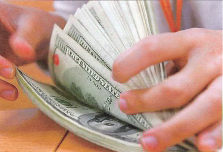 El dólar libre se vende en un precio máximo de 15.74 pesos en bancos de la Ciudad de México, cuatro centavos más respecto al cierre del pasado viernes. (ARCHIVO)
