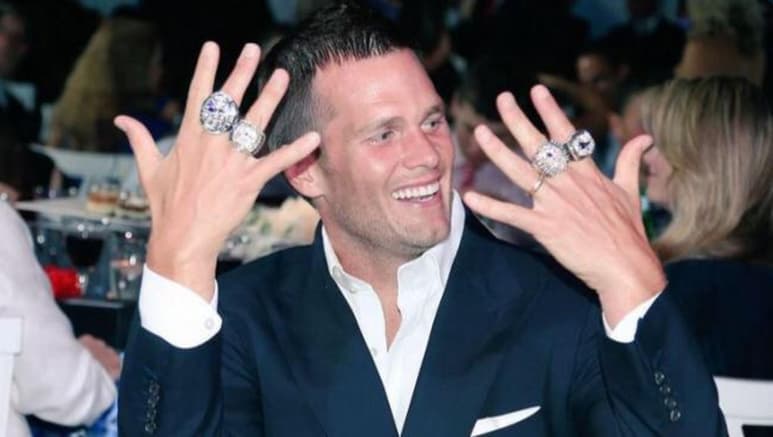 El mariscal de campo de los Patriotas, Tom Brady, muestra los cuatro anillos de campeón que tiene en su carrera. Patriotas de Nueva Inglaterra reciben anillos de campeones