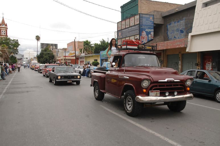 El récord mundial de mayor número de camionetas clásicas reunidas en un solo lugar es de 386 vehículos, cifra que se alcanzó en la ciudad de Detroit, Michigan, en los Estados Unidos.