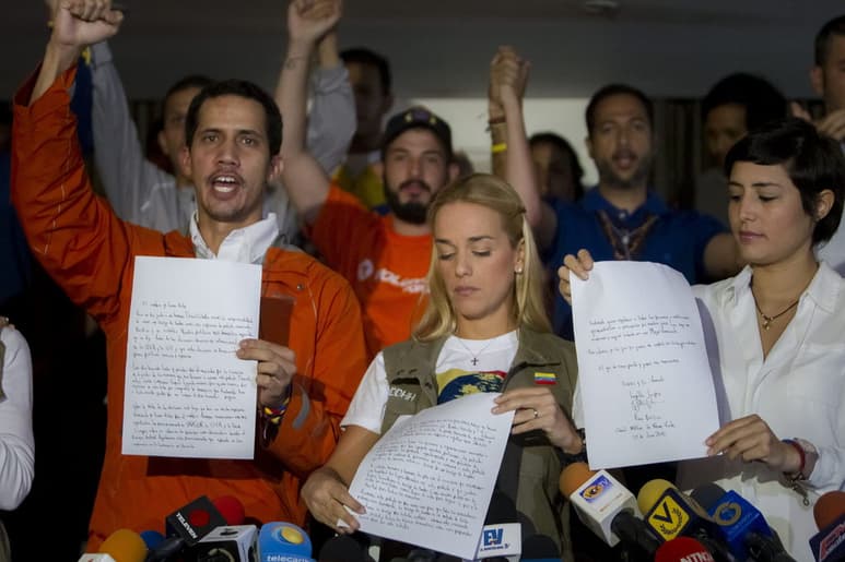 Fin. Lilian Tintori (c), junto a Patricia Ceballos (d), enseña una carta de su esposo Leopoldo López.