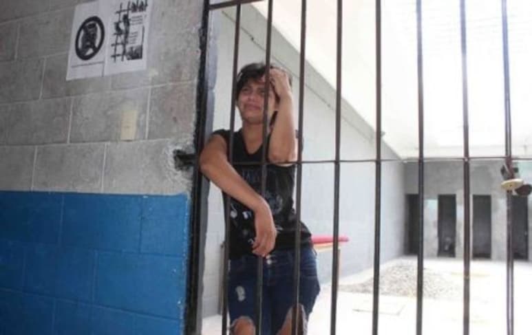 Dulce tuvo que pasar doce horas detenida debido a que no pudo pagar la multa de 400 pesos que se le impuso para recuperar su libertad. (ESPECIAL)