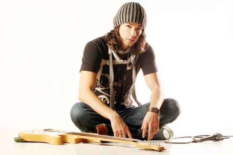 Grandes cantantes interpretan sus canciones.