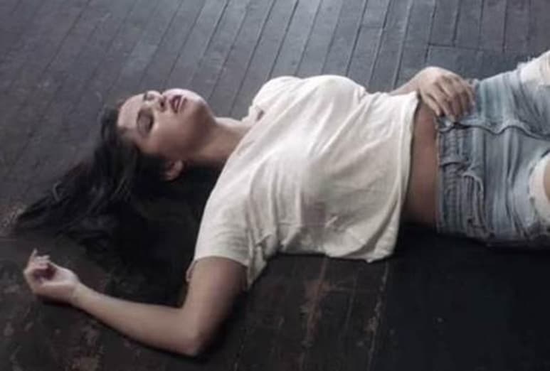 En el video Good for you se le puede ver sin sujetador.