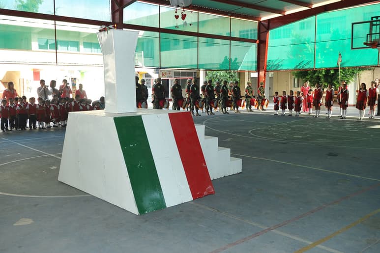 Termina. Colegio La Paz, el más antiguo de Torreón, cerró ayer de manera oficial su último ciclo. (Ramón Sotomayor)