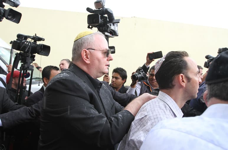 Adiós. Su hijo Abraham, así como el resto de su familia, dieron el último adiós al famoso periodista.