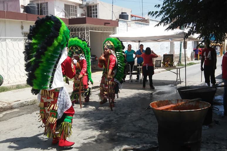 Danza. Los matachines danzan a la virgen y dan muestra de sus mejores pasos con sus vistosos atuendos.