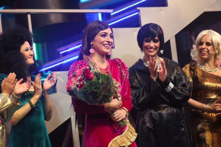 En medio de una lluvia de aplausos, la actriz no paró de sonreír mientras recibía dos ramos de rosas que le envió la primera actriz y cantante Daniela Romo. (Notimex)