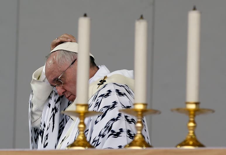La casulla que vistió Francisco durante la celebración, de color blanco, fue bordada a mano por artesanas de la ciudad andina de Cuenca (sur). (AP)
