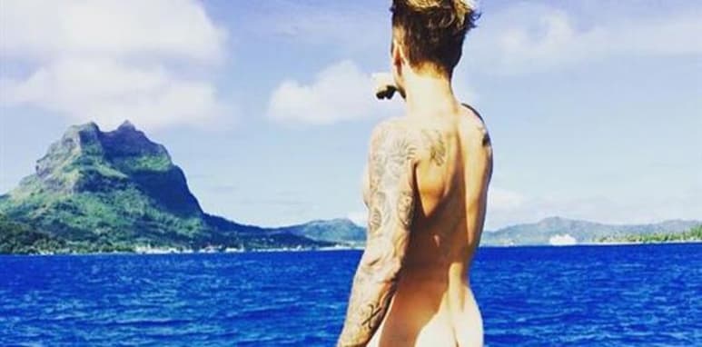 Justin enseñó su trasero.