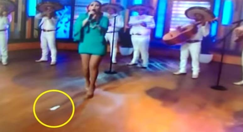 Navidad confirmó que si era una toalla intima lo que salió de sus piernas pero aclaró que no fue intencional. (TWITTER)