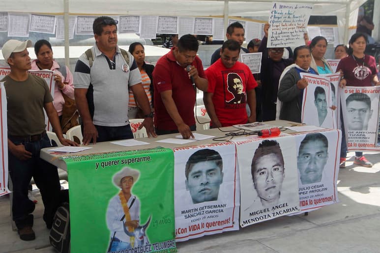 En un mitin al que asistieron alrededor de 50 personas, realizado en el Hemiciclo a Juárez, padres de los normalistas expresaron que continuarán en su lucha hasta que no les muestren 'pruebas científicas irrefutables de lo que ocurrió con sus hijos'. (El Universal)