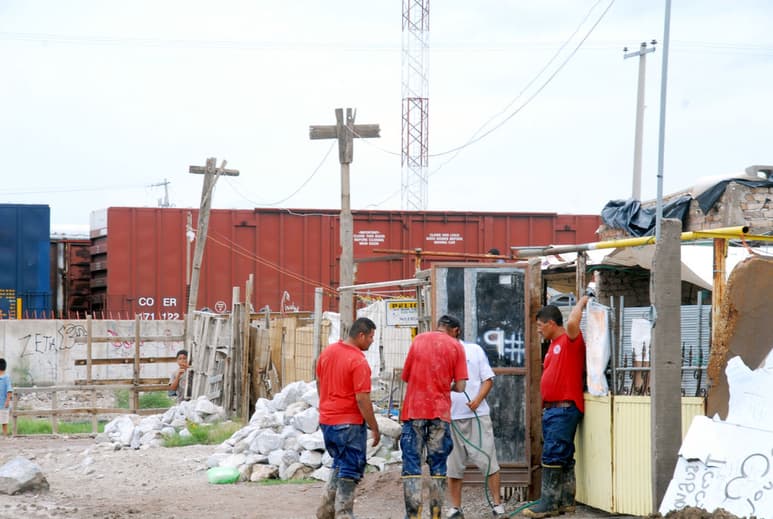 En riesgo. La CFE llama a los usuarios a no 'colgarse' de las líneas del servicio de energía eléctrica, pues ello puede derivar en daños graves para los habitantes de los alrededores. (El Siglo de Torreón)