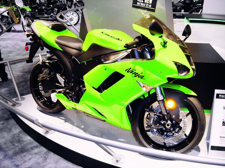 Todo sobre motos. La nueva tienda de la marca Kawasaki cuenta con línea para modelos especiales.