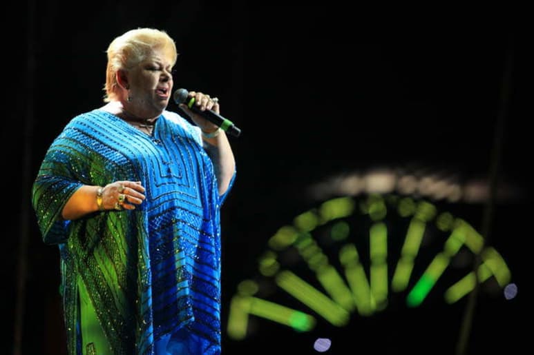 Así, Durango recibió a Paquita, quien con un elegante vestido azul inició su presentación con el tema ‘Invítame a pecar contigo’.