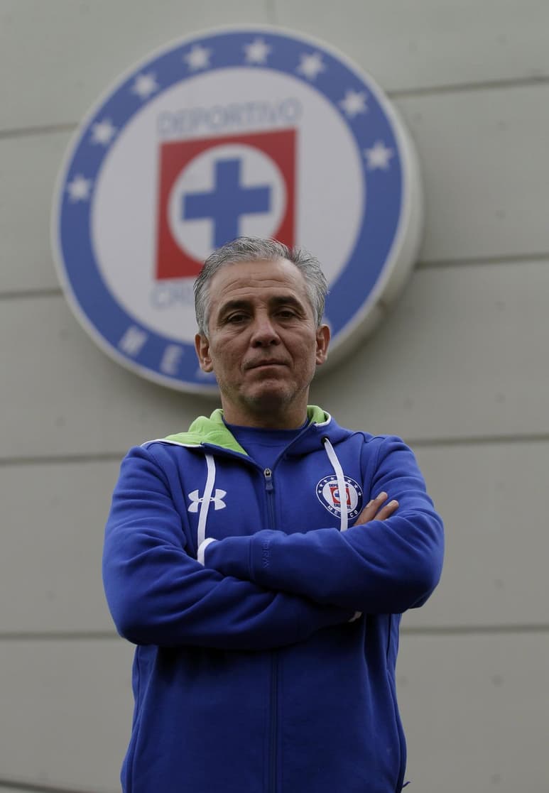 El director técnico Sergio Bueno enfrenta ahora uno de sus mayores retos en la Primera División con el Cruz Azul. (El Universal)