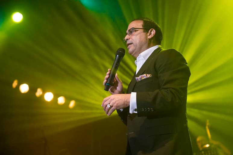 El cantante Gilberto Santa Rosa, 'El Caballero de la Salsa', autor de éxitos como 'Vivir sin ella', 'La conciencia' y 'La soledad', celebra este viernes 53 años de vida con un concierto que ofrecerá en el Anfiteatro Nuryn Sanlley, de Santo Domingo. (ARCHIVO)