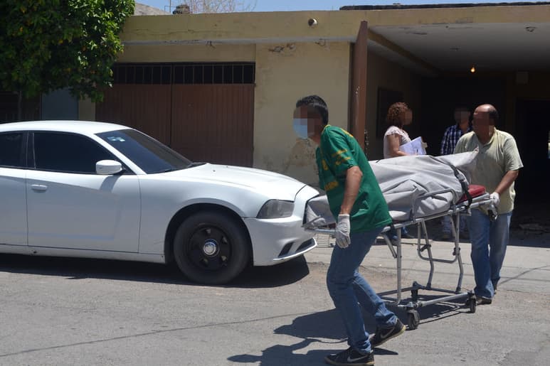 Putrefacto. Hombre resbala de la azotea de su casa y cae muerto en el patio de su vecino, tenía cuatro días putrefacto en el lugar. (EL SIGLO DE TORREÓN)