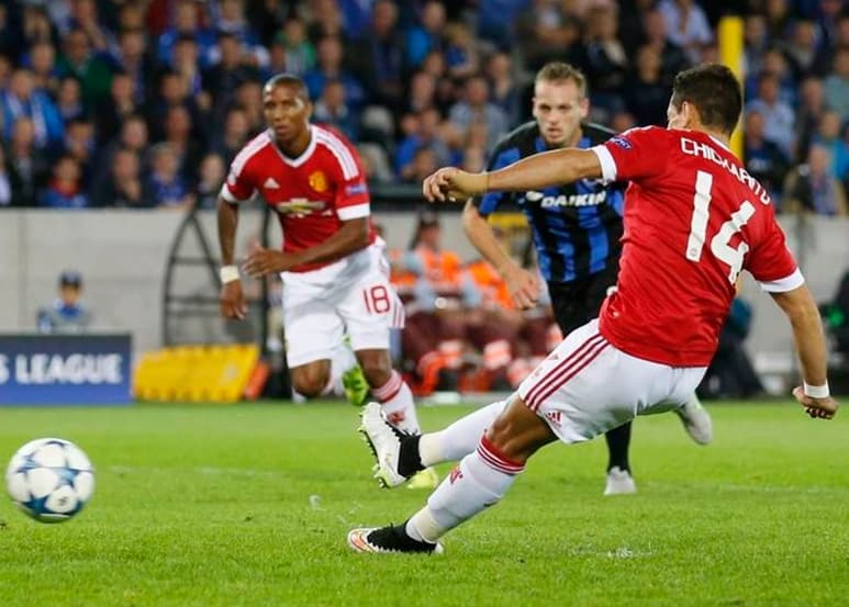 Javier 'Chicharito' Hernández falló un penal al minuto 81, Wayne Rooney le cedió el cobro y justo al tocar el balón resbaló. (AP)