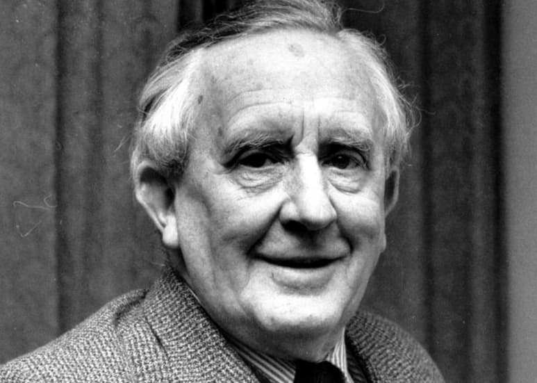 Autor de 'El hobbit” y “El señor de los anillos', novelas que han sido llevas al cine y han adquirido millones de seguidores, Tolkien destacó como un eminente medievalista y filólogo, así como profesor de las universidades de Oxford y Cambridge. (INTERNET)