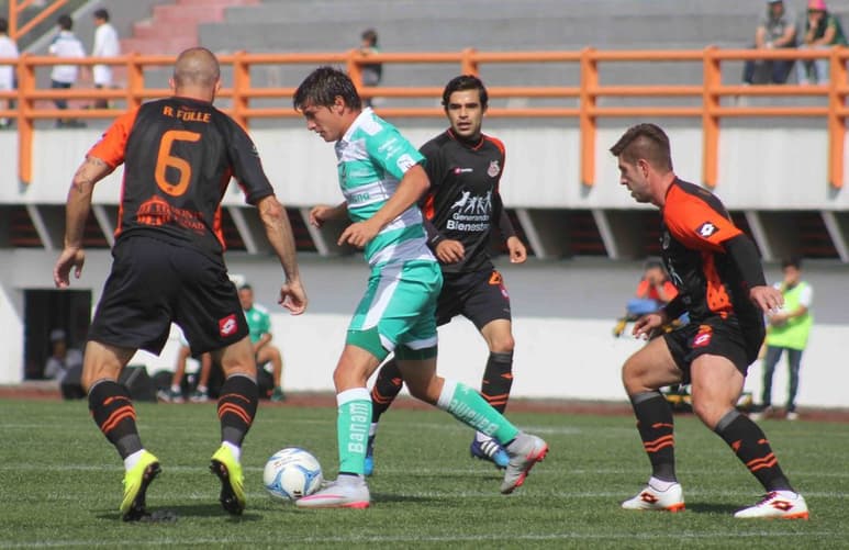 Edson Rivera estuvo varios minutos en la cancha, pero siempre aislado respecto a sus compañeros, por lo que no pudo generar el daño y peligro que él y el míster Pako Ayestarán, hubieran deseado. (Cortesía Club Santos)