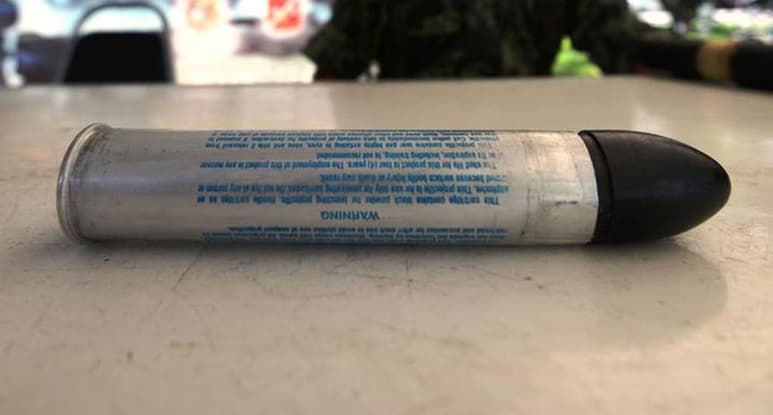 Arma. El proyectil es de gas y es del tipo utilizado para dispersar manifestaciones.