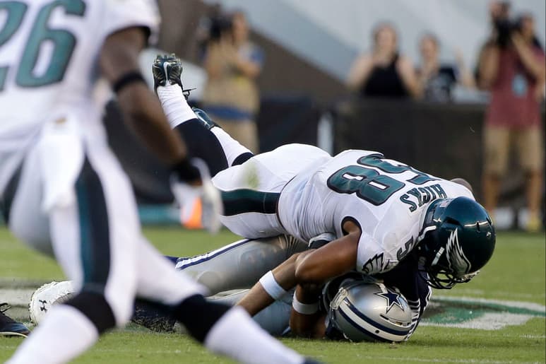 Momento en el que Jordan Hicks cae encima de Tony Romo y provoca la lesión del mariscal de campo. (AP)