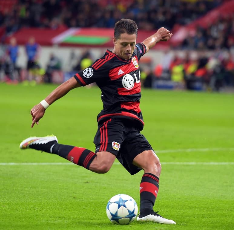 'Chicharito' revive al Bayer