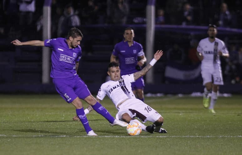 Felipe Rodríguez (i) del Defensor de Uruguay disputa un balón con Víctor Hugo Ayala (d) del Lanús de Argentina. (EFE)