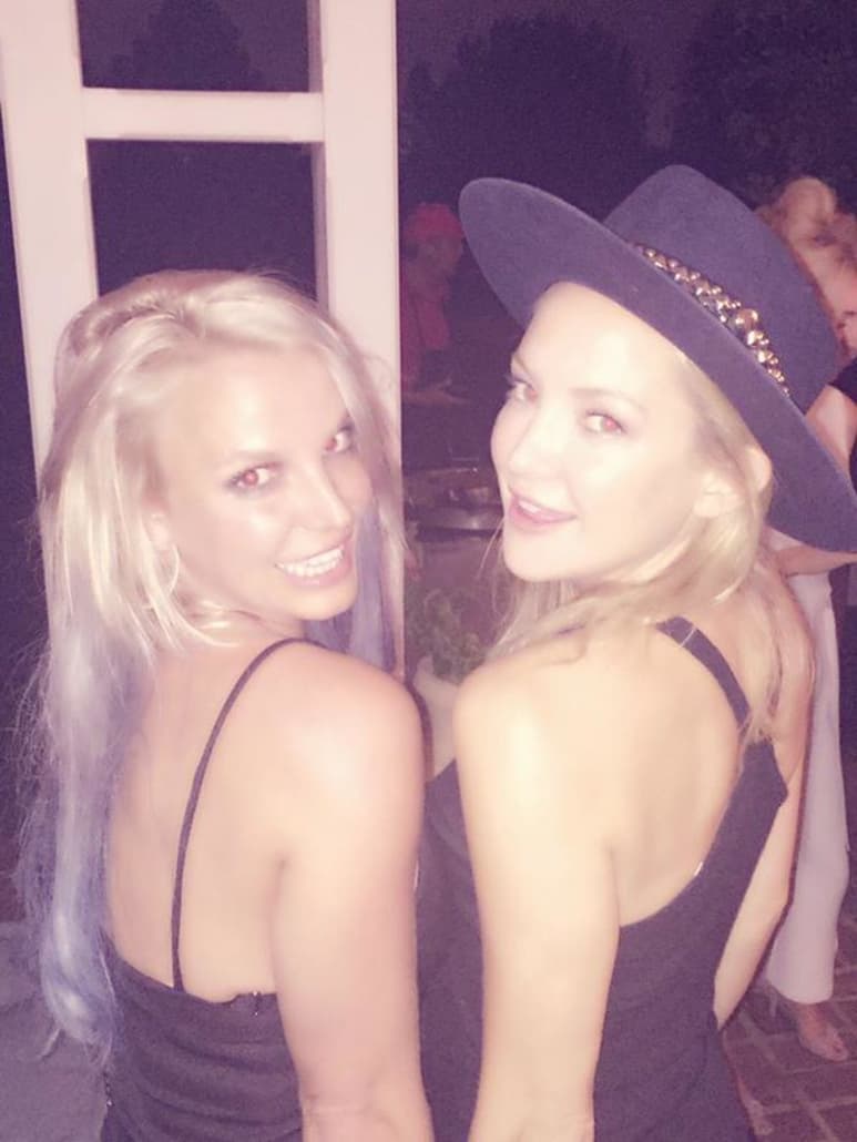 Las rubias posaron juntas durante su fiesta. (Instagram)
