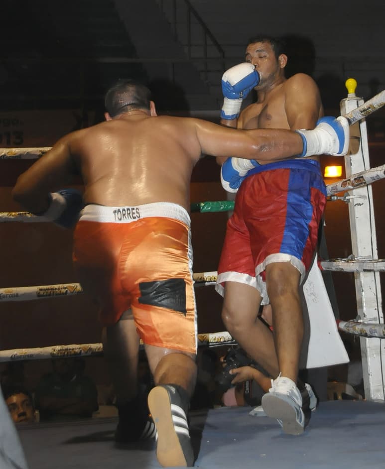 David el 'Loco' Torres (i), peleará en Japón el próximo 21 de octubre en Japón ante Kyotaro Fujimoto. (Archivo)