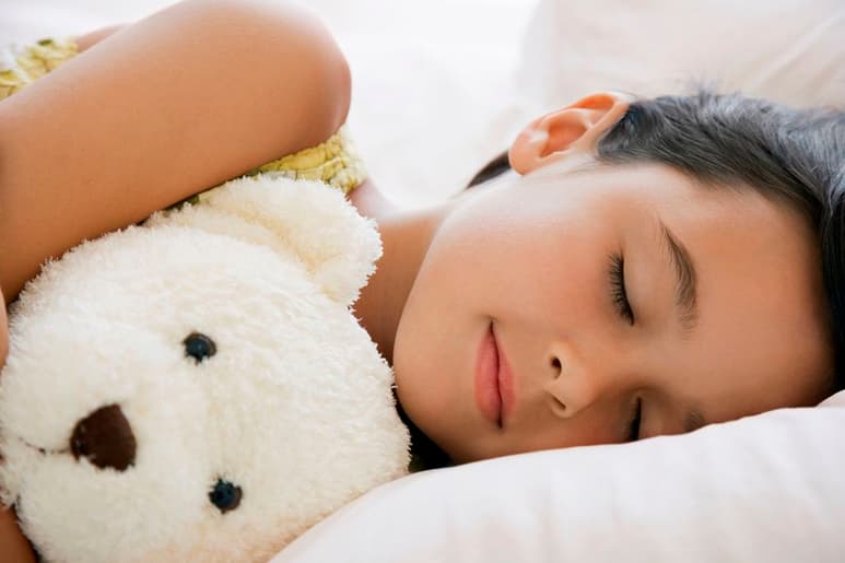 La especialista exhortó a los padres estar pendientes de los cambios físicos que experimenten sus hijos y en caso de sospechar de algún problema, es importante acudir a supervisión de un especialista en Endocrinología Pediátrica. (ARCHIVO)