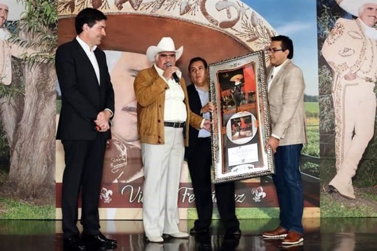 Vicente Fernández fue reconocido con un Disco de Diamante en su rancho en Guadalajara, por 400 copias vendidas de su álbum 'Primera Fila'. (TWITTER)